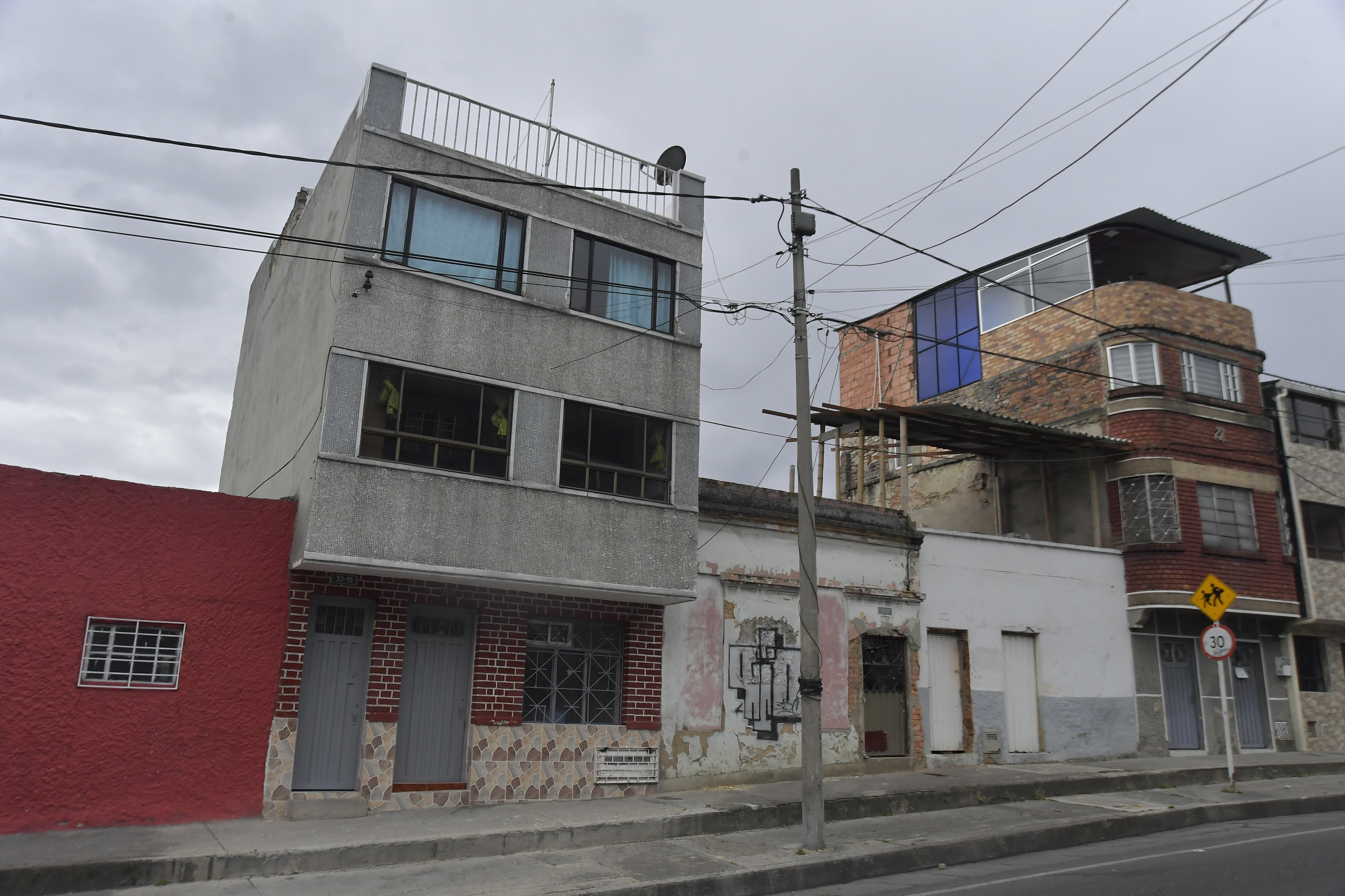 Esta casa gris solía vales más de $50 millones en 2023. Hoy Catastro la avalúa en $34 millones.