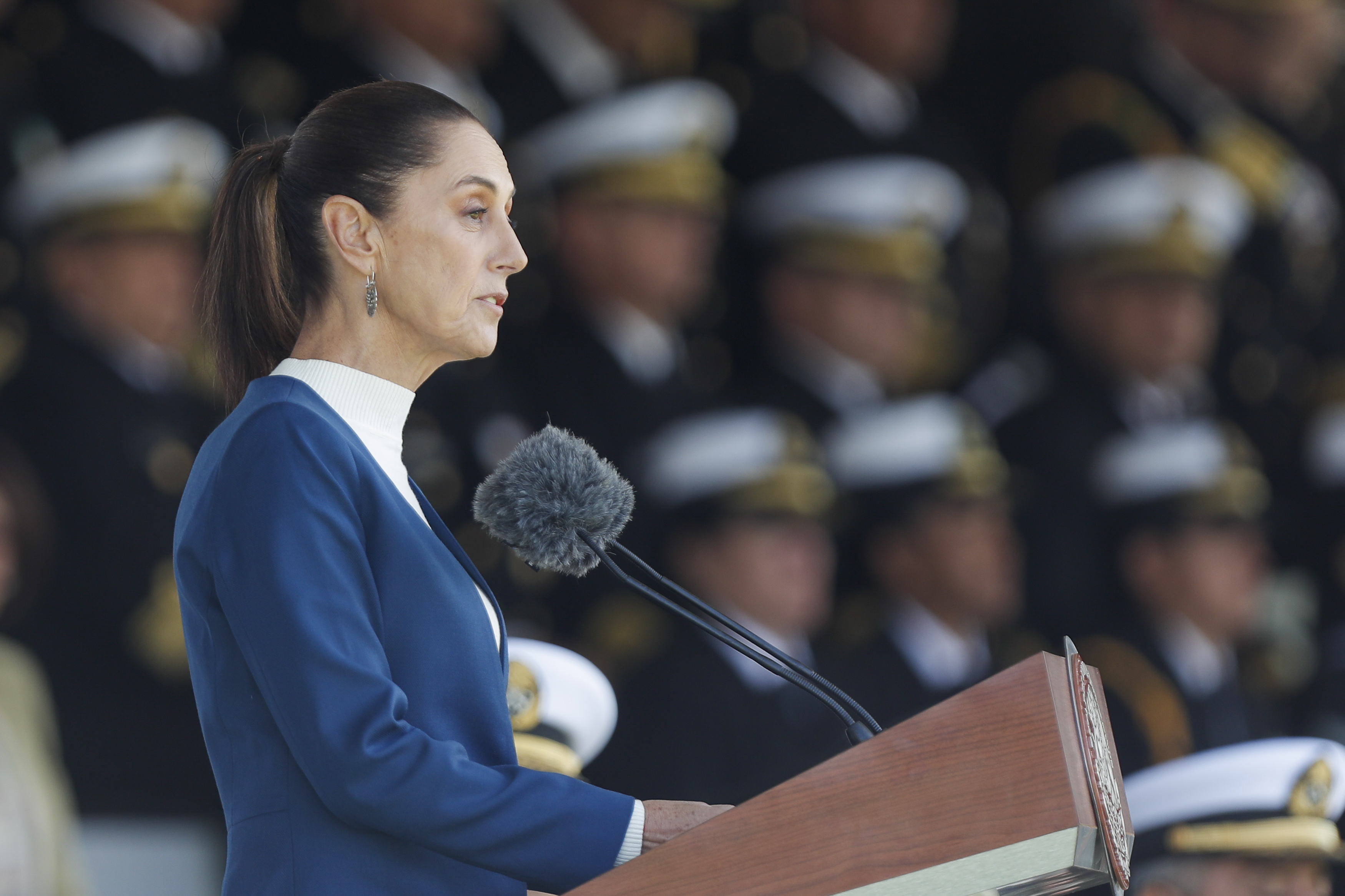 MEX955. CIUDAD DE MÉXICO (MÉXICO), 03/10/2024.- La presidenta de México, Claudia Sheinbaum (c), habla durante la ceremonia de saludo a las Fuerzas Armadas y Guardia Nacional, este jueves en el Campo Marte de la Ciudad de México (México). Sheinbaum garantizó que durante su mandato las Fuerzas Armadas respetarán los derechos humanos, pese a que en la víspera se reveló que militares mataron a tiros a seis migrantes de Egipto, El Salvador y Perú en el sur del país. EFE/ Isaac Esquivel