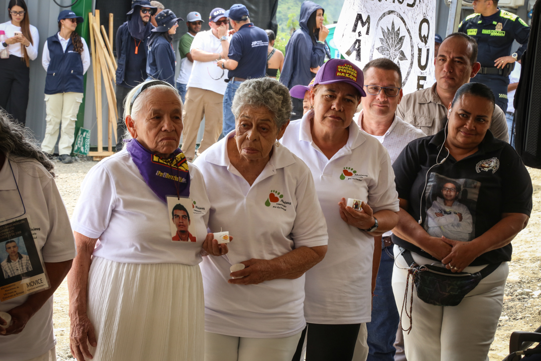 Con camisetas blancas, las fotos de sus familiares al cuello, y portando gorras y pañoletas moradas con la ya emblemática frase “Las cuchas tienen razón”, el colectivo también conmemoró el aniversario de la muerte de Luz Ángela Velásquez.
