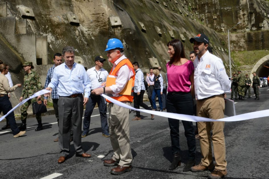 Santos –acompañado por el empresario Luis Carlos Sarmiento y la ministra de Transporte, Natalia Abello–explicó que en seis años habrá una doble calzada de 23 kilómetros que ahorrará cerca de una hora de recorrido. /Presidencia