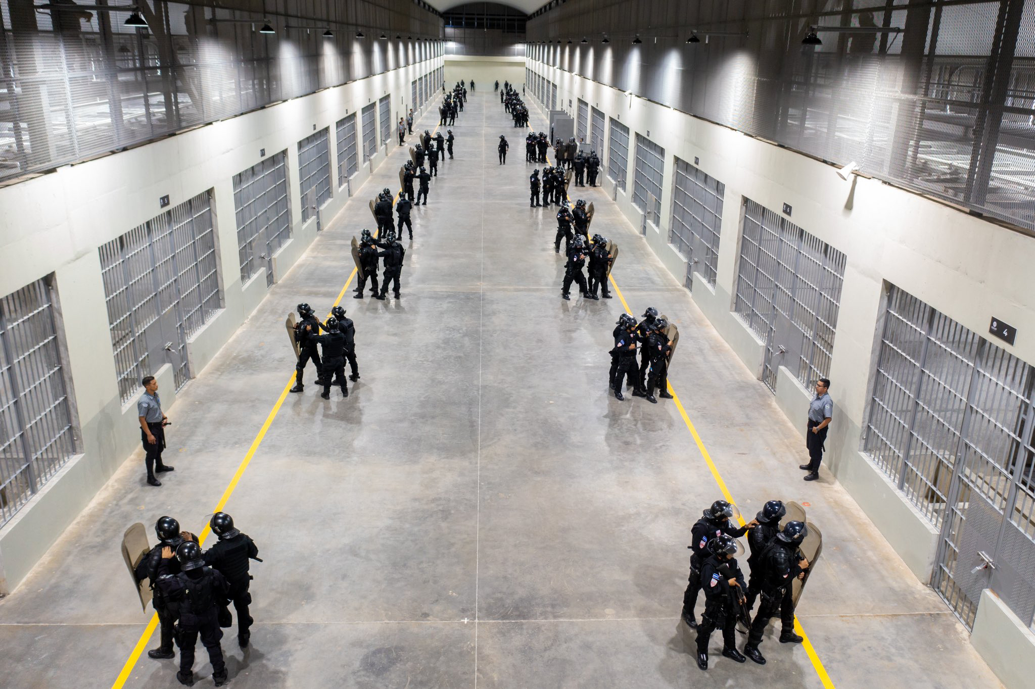 Bukele inauguró una megacárcel para 40.000 pandilleros en El Salvador