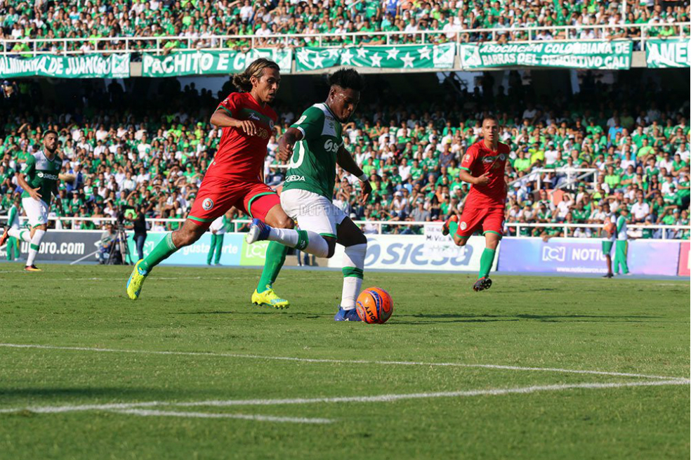 El delantero del Cali José Lloreda (c), con la pelota, ante la marca de Diego Chica. / @AsoDeporCali