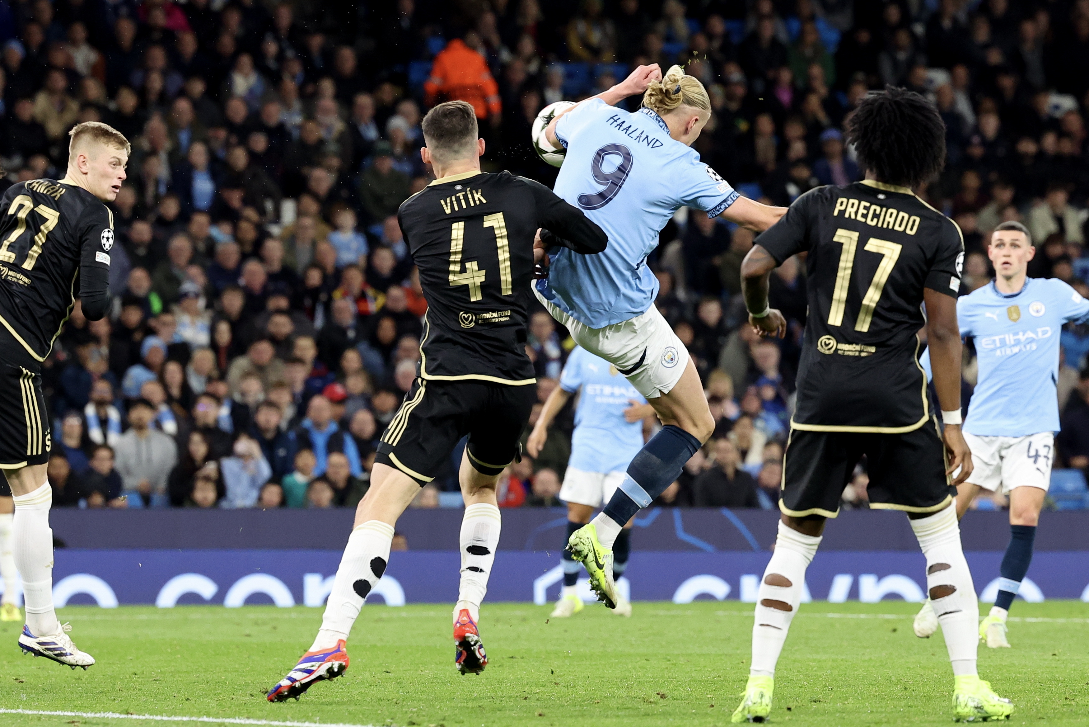 ¡A lo Ibrahimović! Vea el golazo de tacón de Haaland en la goleada del City: video