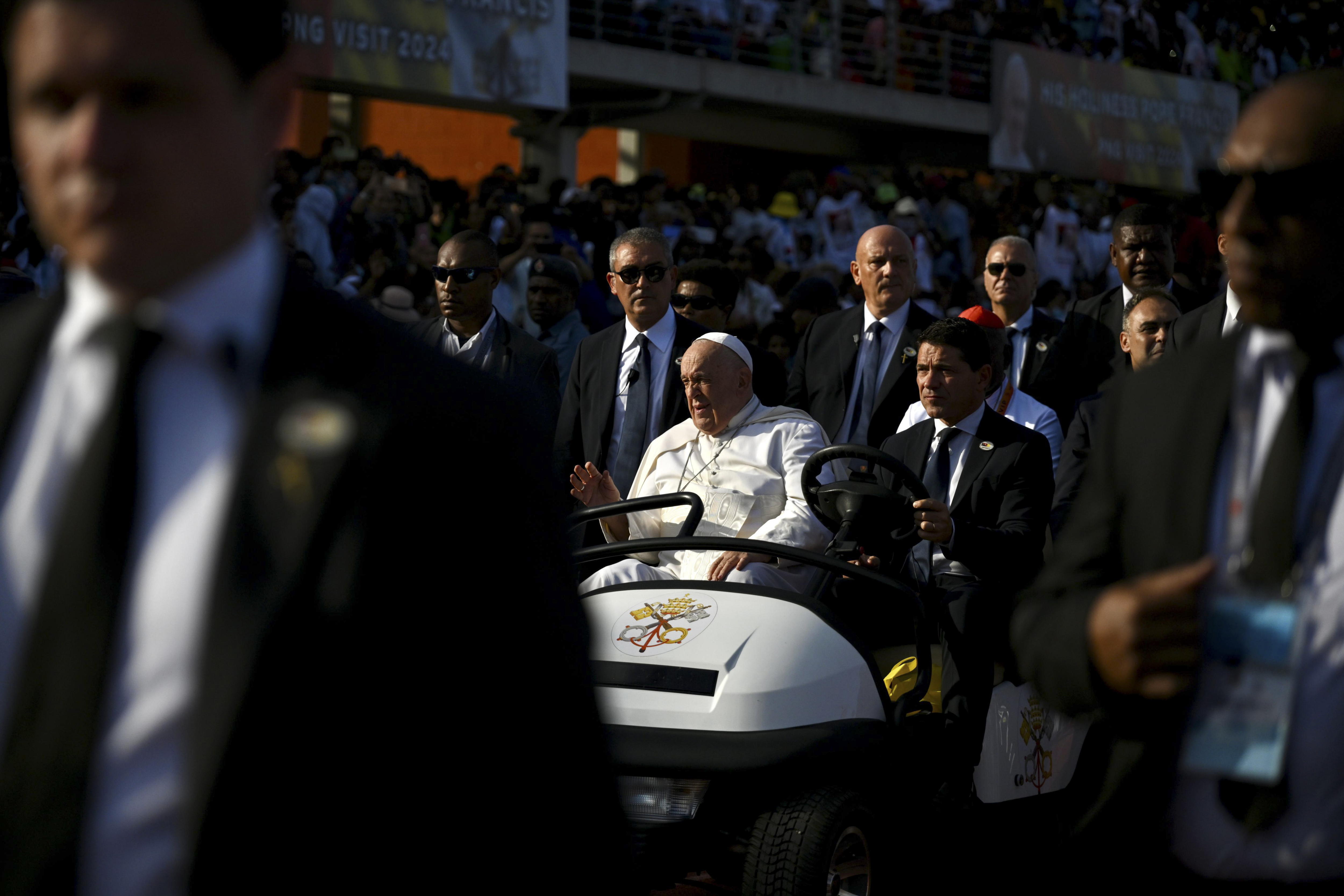 El papa encuentra fervientes admiradoras en la comunidad trans de Indonesia