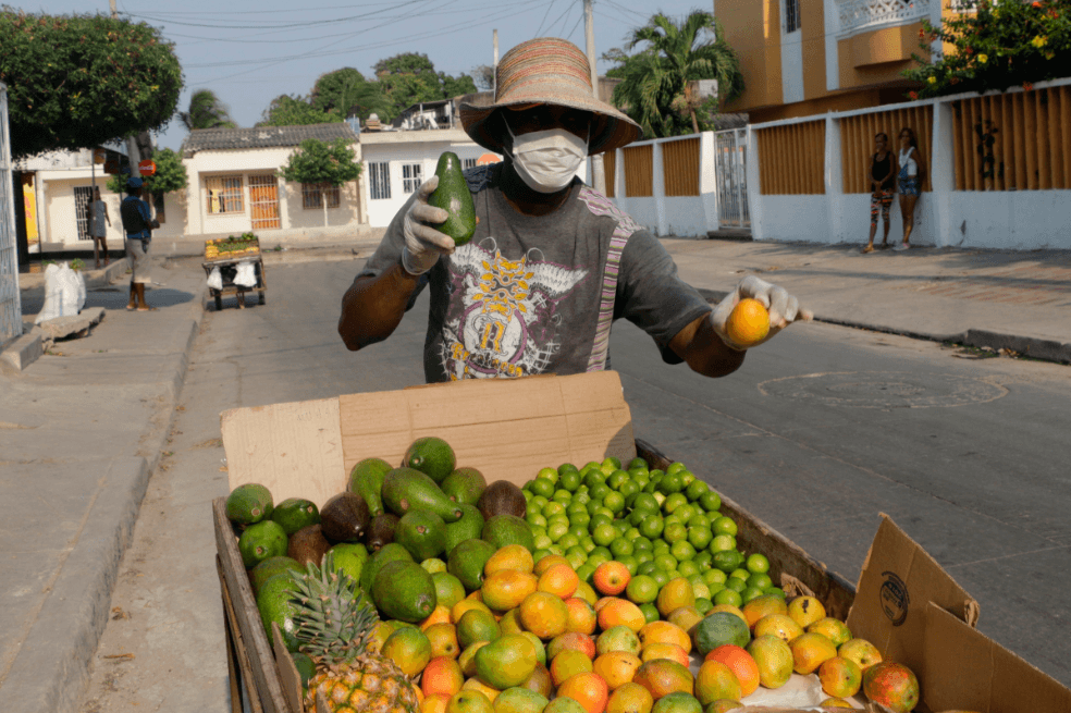 En las calles de Barranquilla y Cartagena la necesidad de comer desafía el miedo al coronavirus