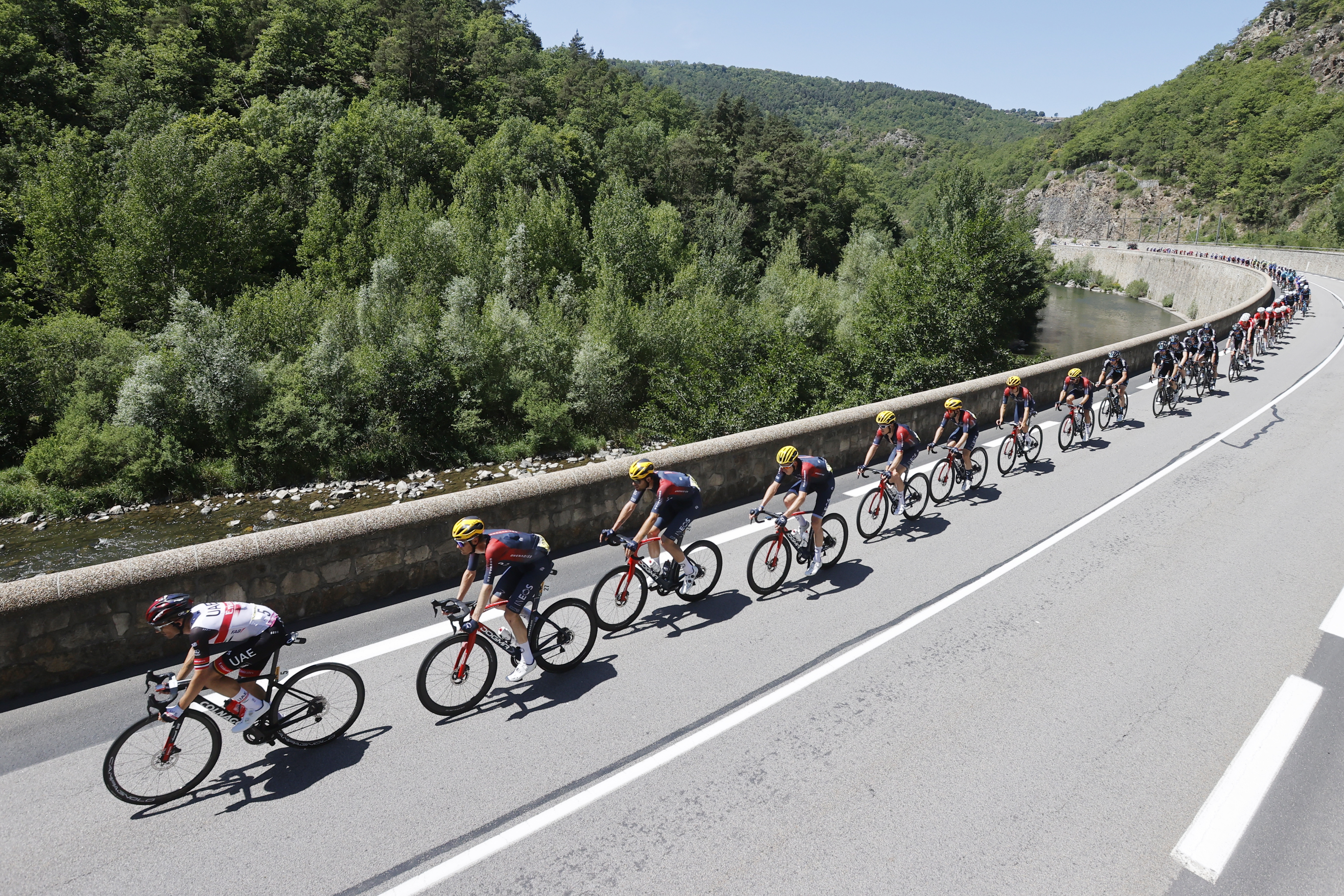 Saint-etienne (France), 16/07/2022.- Riders in action during the 14th stage of the Tour de France 2022 over 192.5km from Saint-Etienne to Mende, France, 16 July 2022. (Ciclismo, Francia) EFE/EPA/GUILLAUME HORCAJUELO