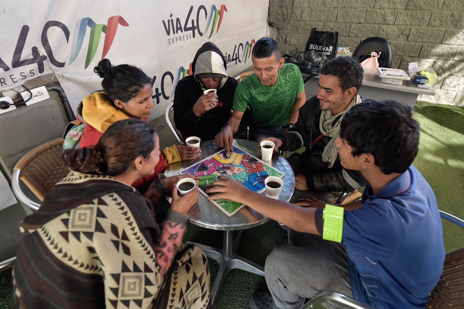 Grupos de familia y caminantes comparten experiencias bajo el abrigo del punto de reposo.