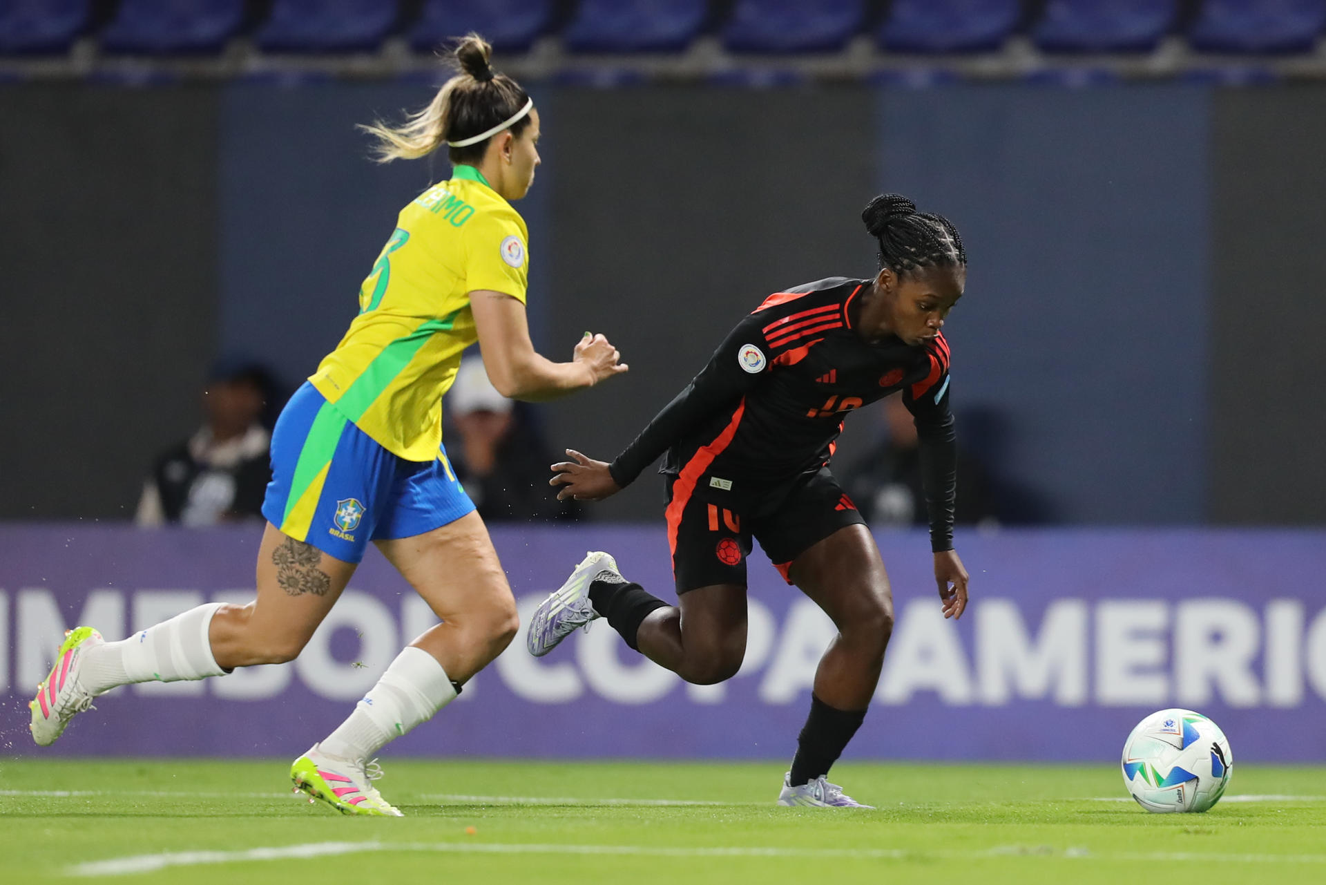 AMDEP9133. QUITO (ECUADOR), 25/07/2025.- Fernanda Palermo (i) de Brasil disputa el balón con Linda Caicedo de Colombia este viernes, en un partido de la fase de grupos de la Copa América Femenina entre Brasil y Colombia en el estadio Banco Guayaquil en Quito (Ecuador). EFE/ José Jácome