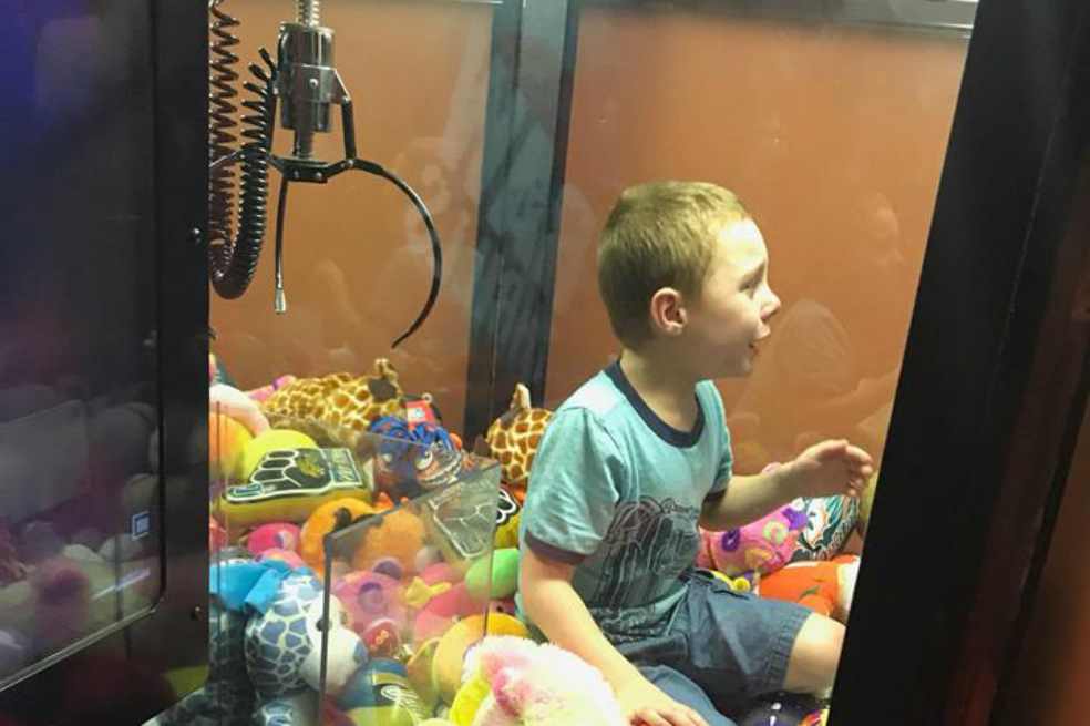 Un niño quería un peluche y terminó atrapado en una máquina de gancho