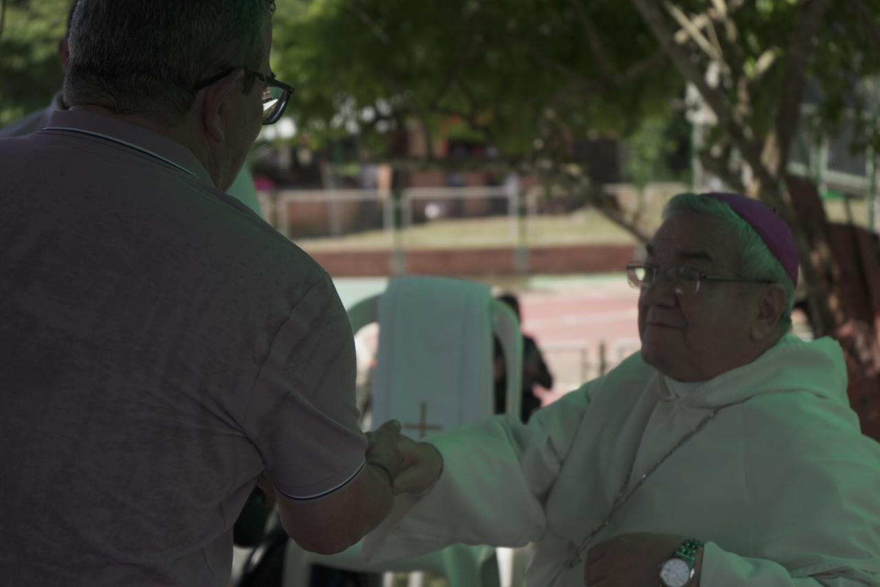 Rodrigo Londoño y Monseñor Jorge Leonardo Gómez, obispo de Vélez en la época que mataron al padre Beltrán.
