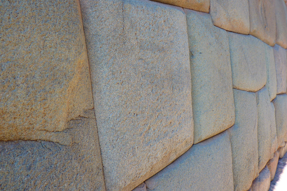 Desconocidos pintaron con aerosol muro de un templo inca en Cusco