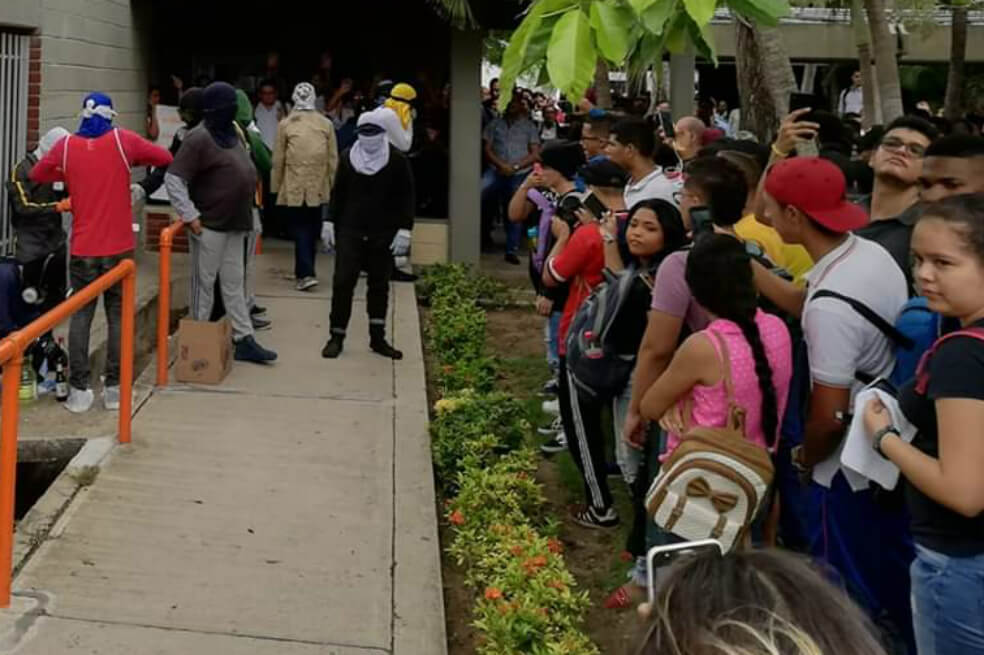 Estudiantes de Uniatlántico impidieron que encapuchados atacaran la rectoría