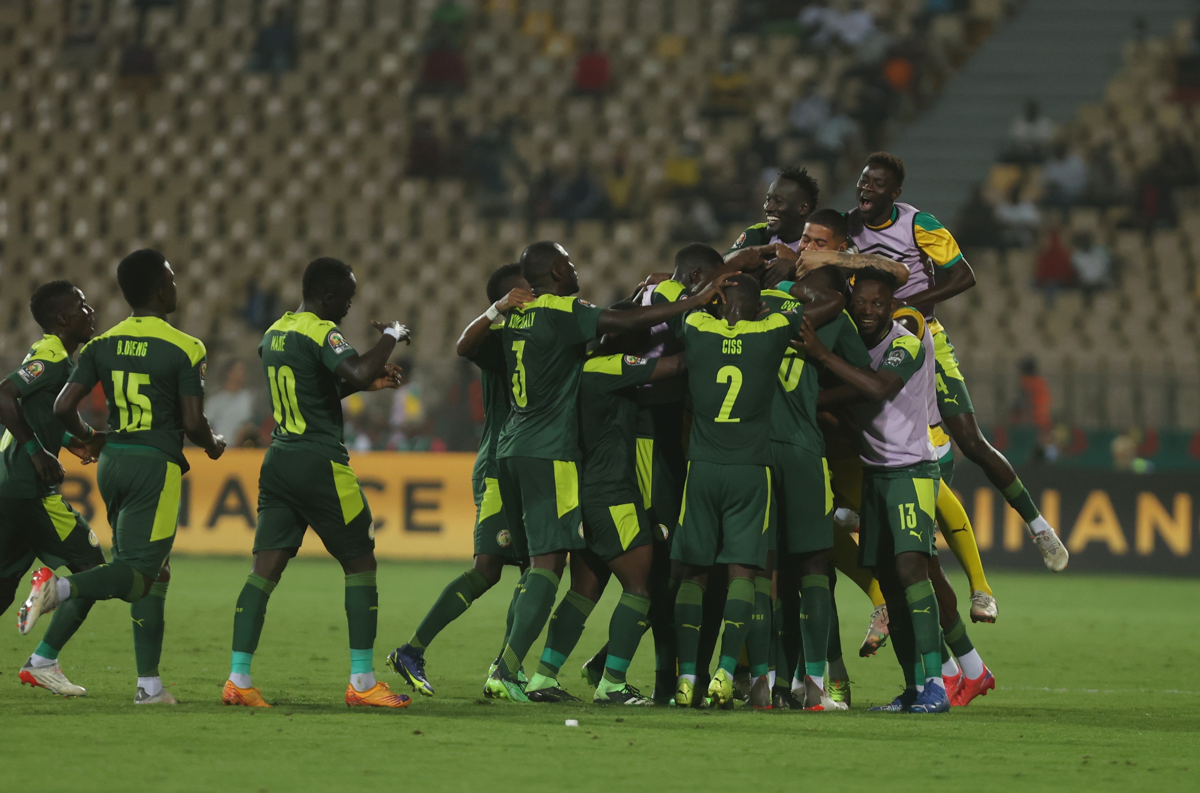 Yaounde (Cameroon), 02/02/2022.- Players of Senegal celebrate during the 2021 Africa Cup of Nations AFCON semi final soccer match between Burkina Faso and Senegal in Yaounde, Cameroon, 02 February 2022. (Camerún) EFE/EPA/FOOTOGRAFIIA