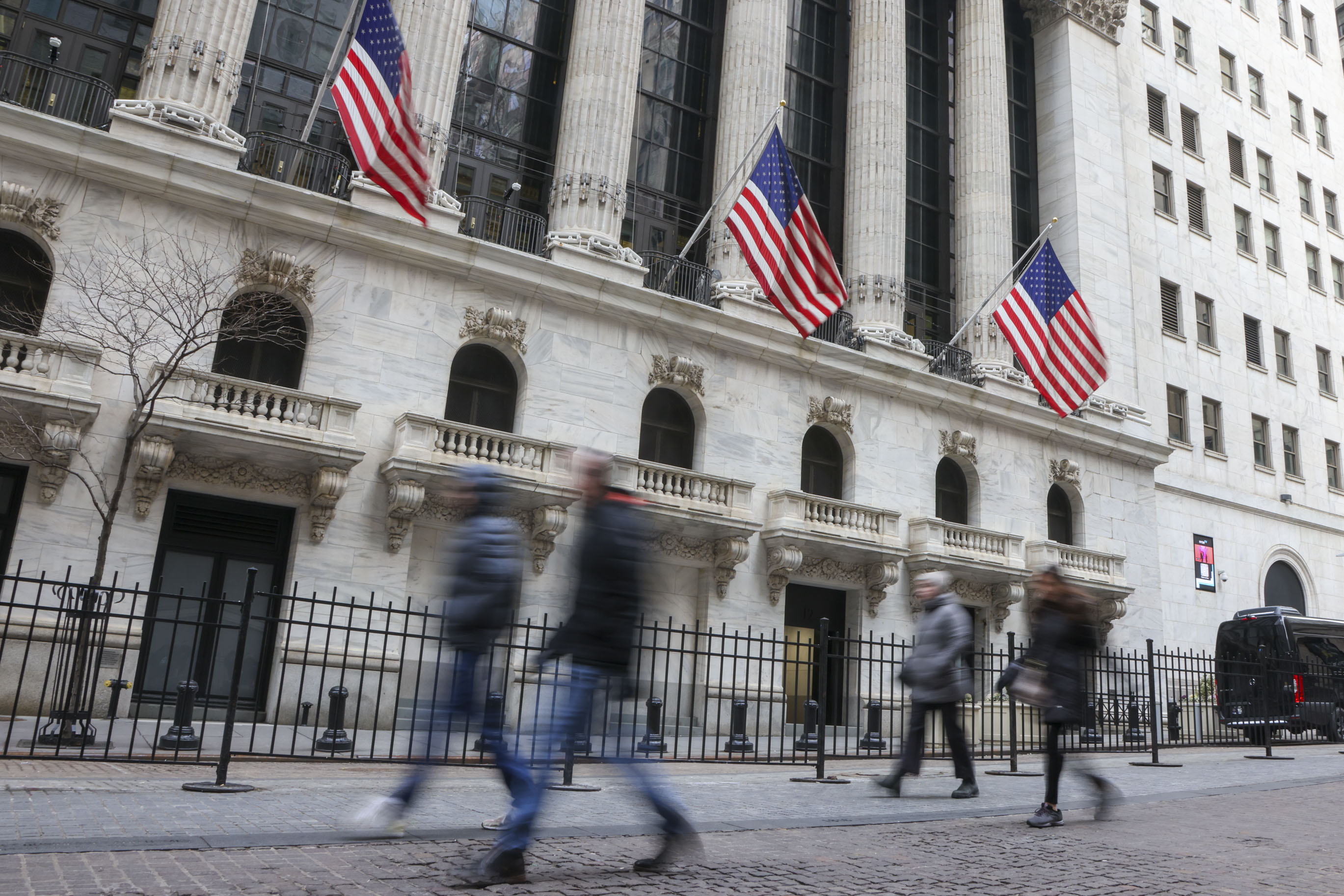 New York (United States), 03/02/2025.- People walk by the New York Stock Exchange, in New York, New York, USA, 03 February 2025. Filling up to a campaign promise, President Trump signed an executive order issuing tariffs on goods coming into the U.S. from Canada, Mexico and China. The U.S. is planned to start collecting tariffs from Canada on 04 February 2025. (Nueva York) EFE/EPA/SARAH YENESEL