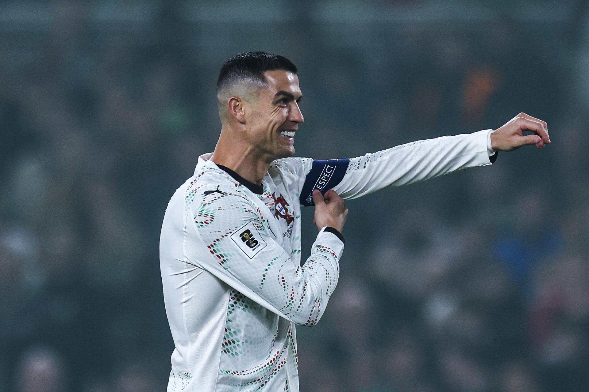 Dublin (Irlanda), 13/11/2025.- Portugal's Cristiano Ronaldo adjusts the captain's armband during the 2026 FIFA World Cup European Qualifiers Group F soccer match between Ireland and Portugal, in Dublin, Ireland, 13 November 2025. (Mundial de Fútbol, Irlanda) EFE/EPA/JOSE SENA GOULAO
