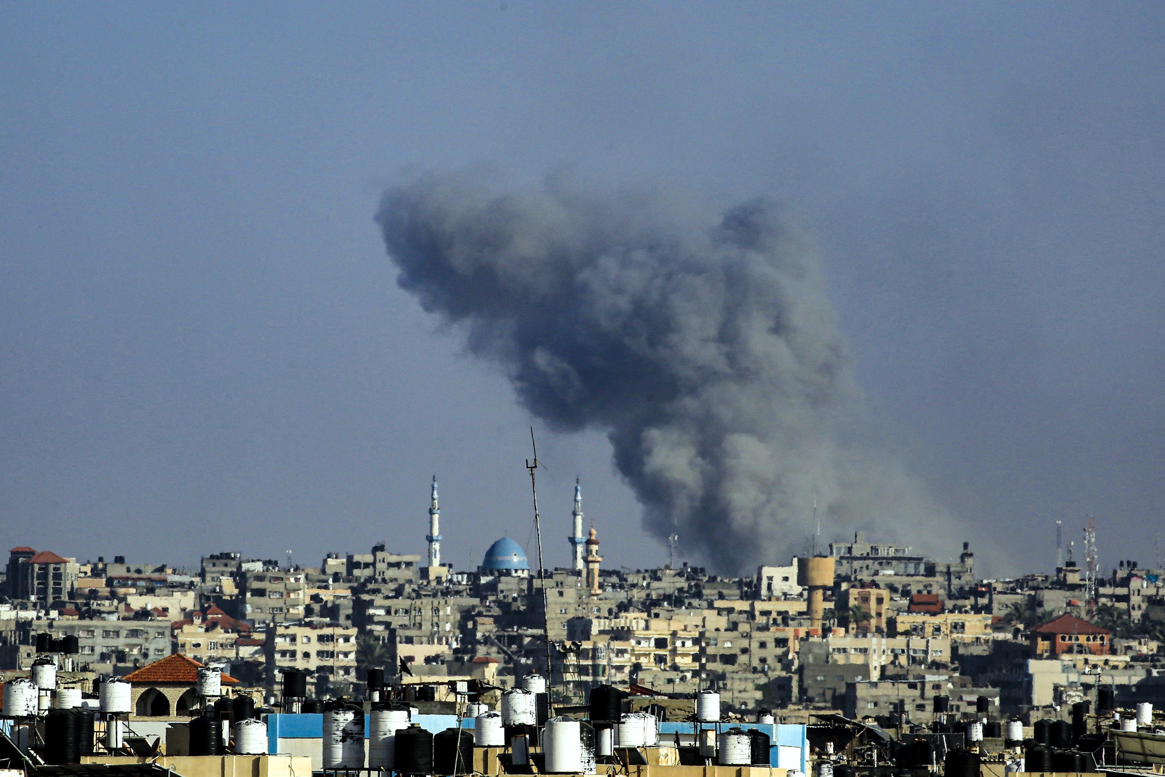 El humo se eleva tras el bombardeo israelí en Rafah, en el sur de la Franja de Gaza, el 25 de mayo de 2024.