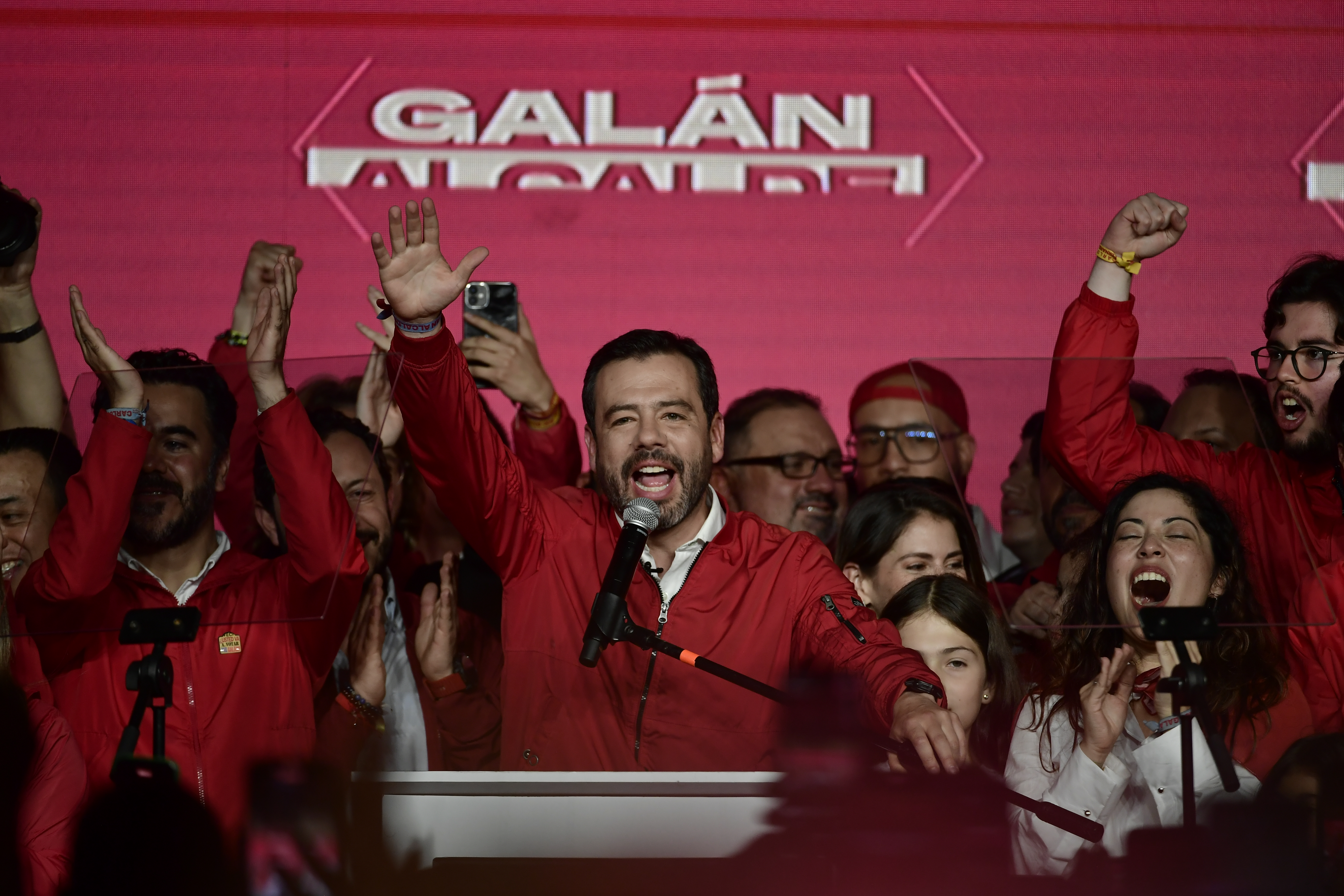 Alcalde electo de Bogotá por el Nuevo Liberalismo, celebra en su sede de campaña, en compañía de su familia y varios seguidores que apoyaron su candidatura.