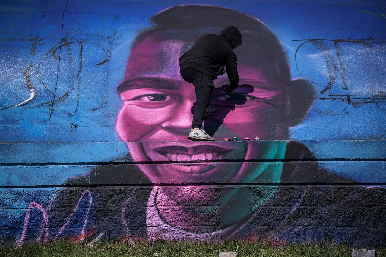 Un hombre pinta un grafiti en la pared