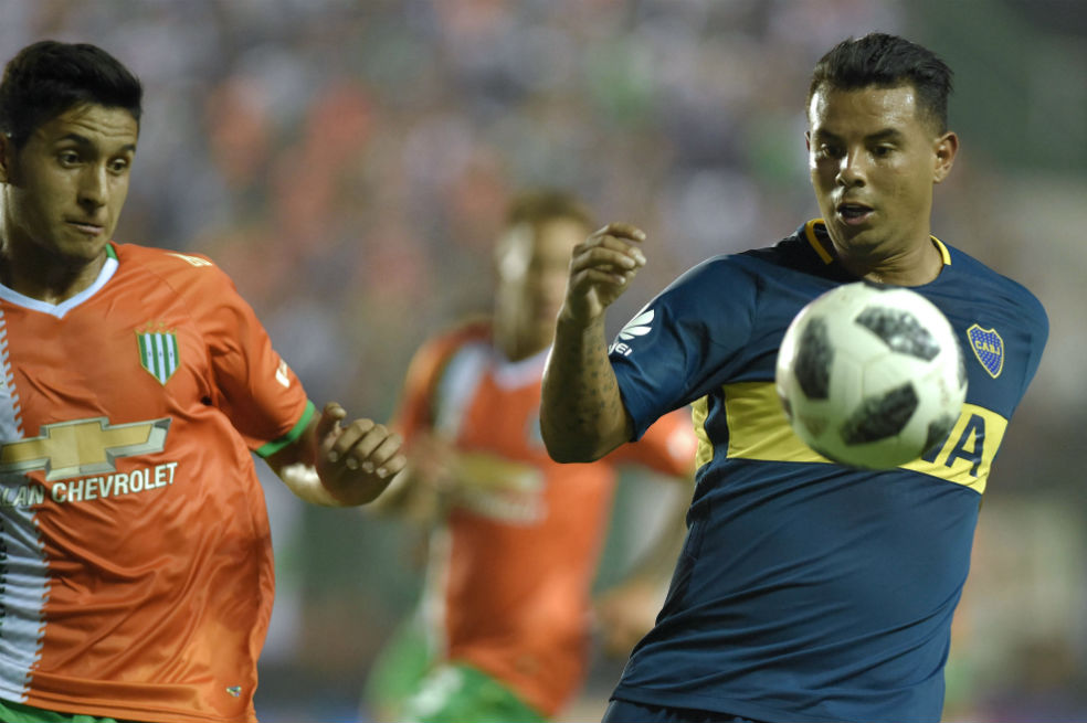 Sebastián Pérez volvió a ser titular tras 338 días en una noche para el olvido de Boca