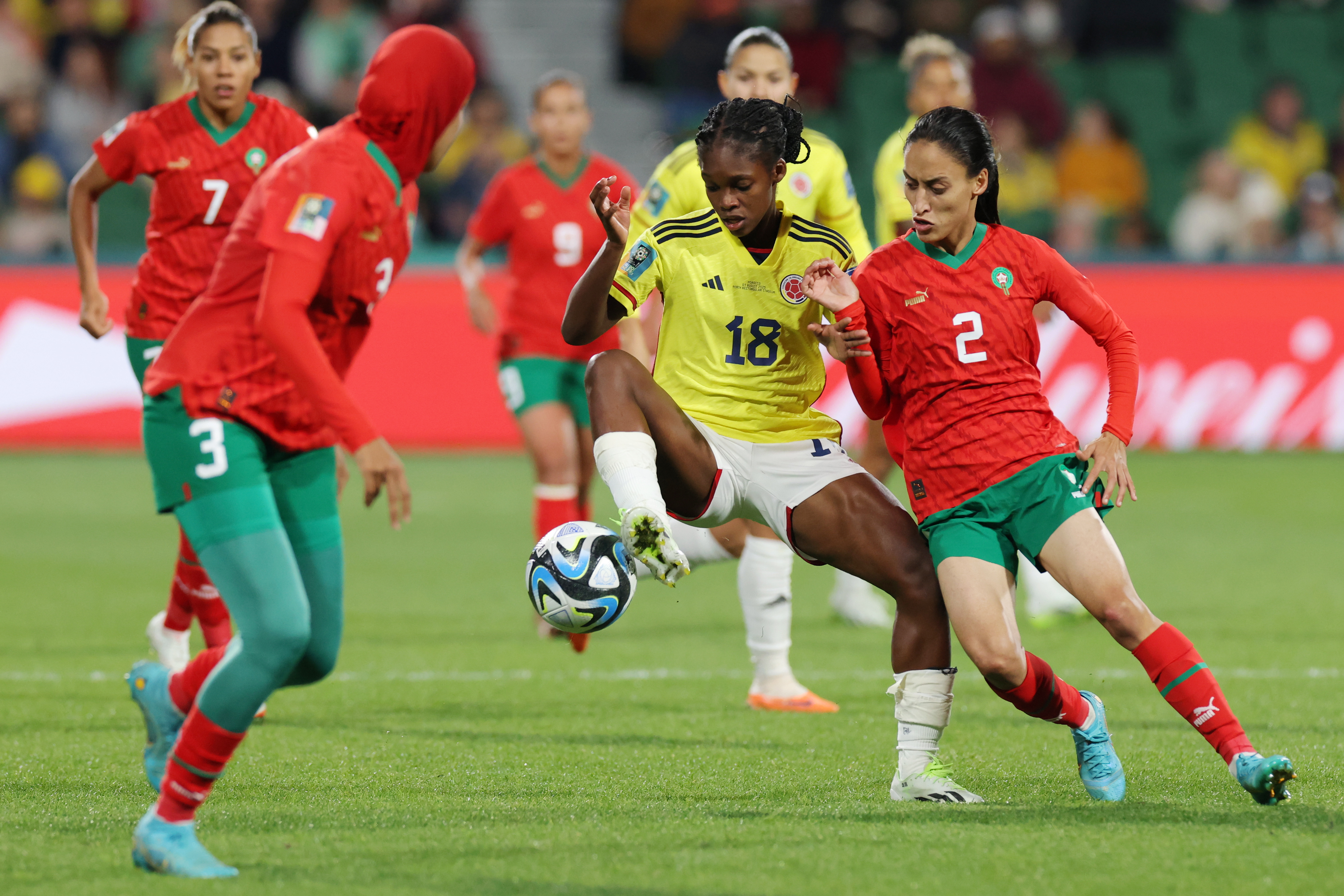 Perth (Australia), 03/08/2023.- Linda Caicedo (C) of Colombia and Zineb Redouani (R) of Morocco in action during the FIFA Women's World Cup 2023 soccer match between Morocco and Colombia at Perth Rectangular Stadium in Perth, Australia, 03 August 2023. (Mundial de Fútbol, Marruecos) EFE/EPA/RICHARD WAINWRIGHT EDITORIAL USE ONLY AUSTRALIA AND NEW ZEALAND OUT