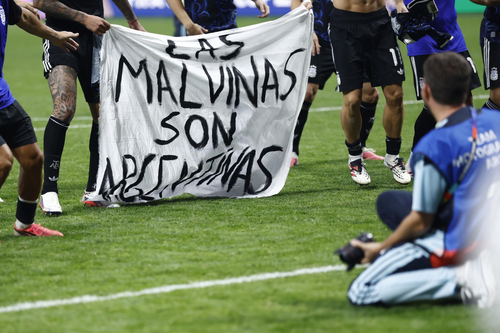 “Válido y lícito”: Milei respalda cartel de los jugadores argentinos sobre las Malvinas