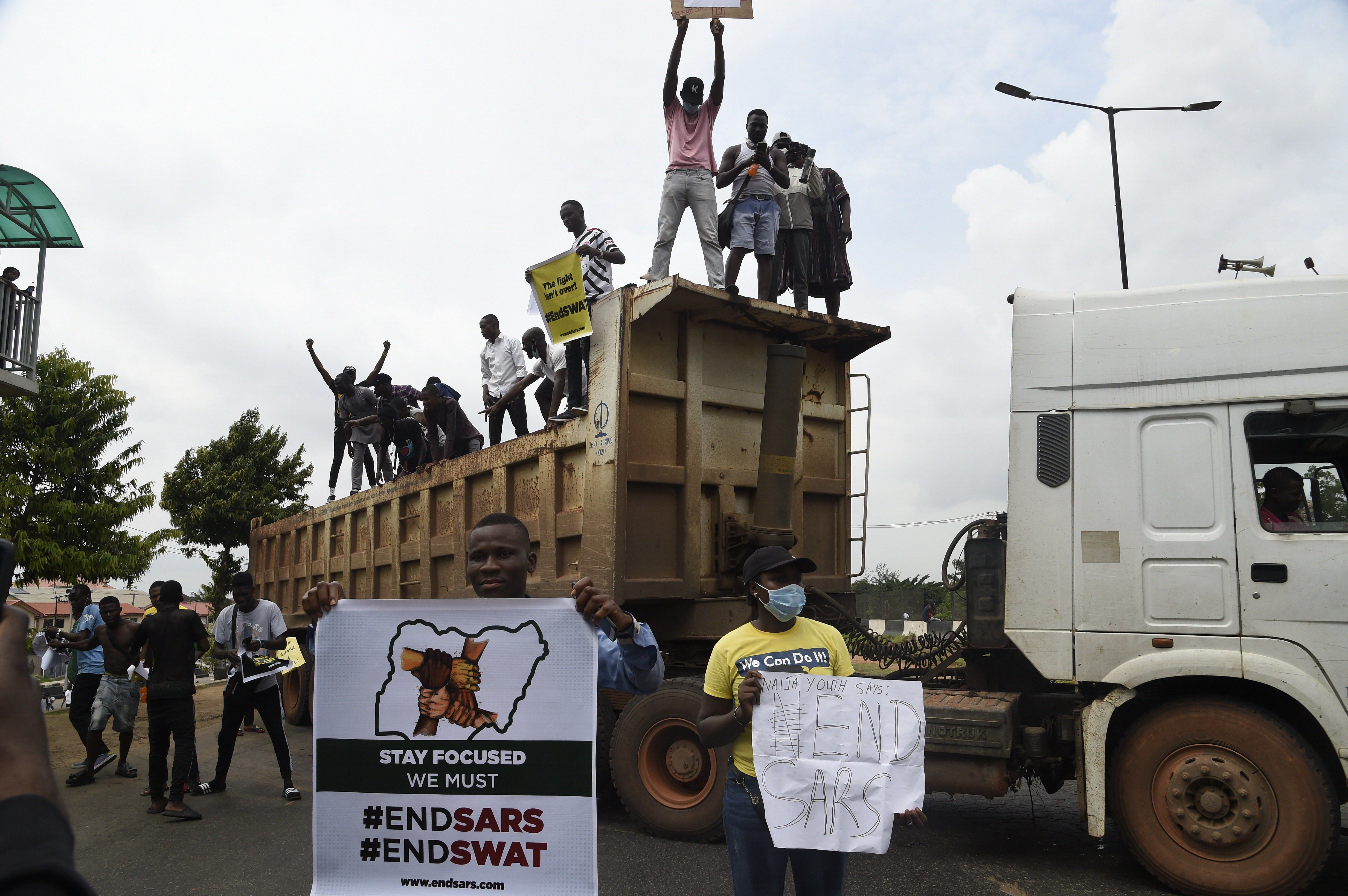 La protesta surgió en las redes sociales tras la difusión de un video que mostraba presuntos agentes de la SARS asesinando a un hombre en Ughelli, en el estado de Delta (en el sur).
