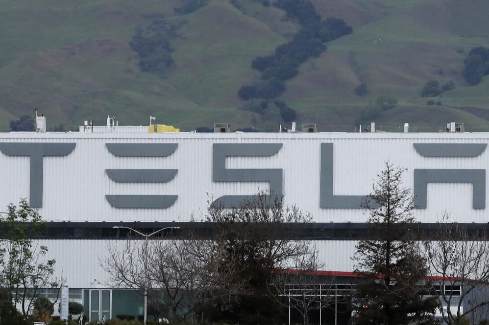 Pese a prohibición, Tesla reanuda producción en California