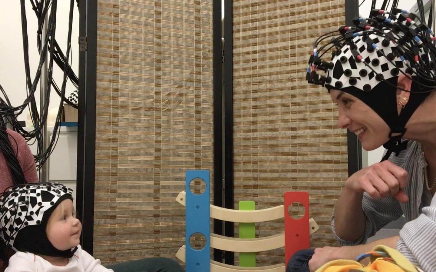 Cerebros de bebés y adultos se sincronizan cuando juegan, según un estudio