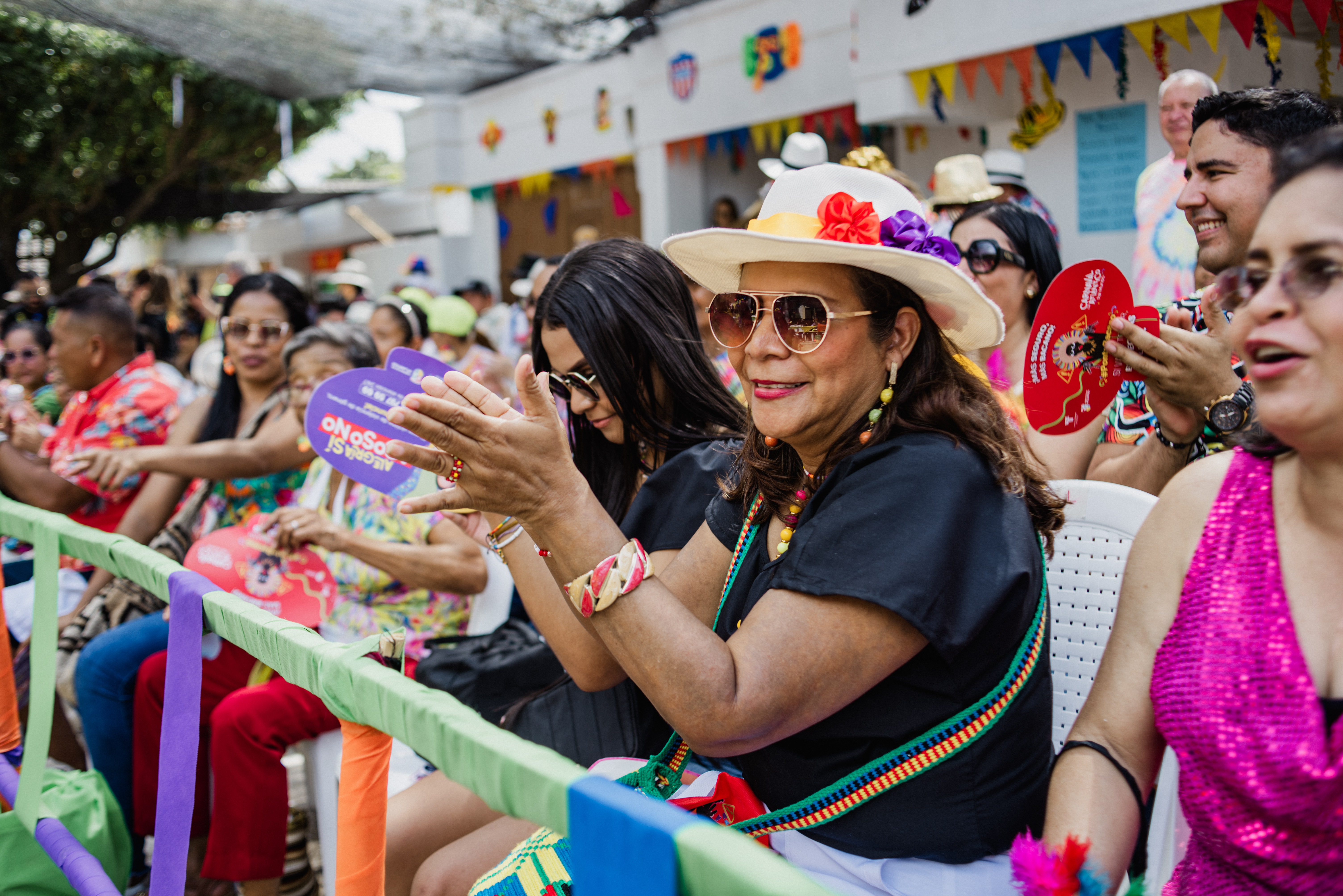 Habitantes y turistas se reúnen en un mismo lugar para disfrutar del arte que engalana las calles.