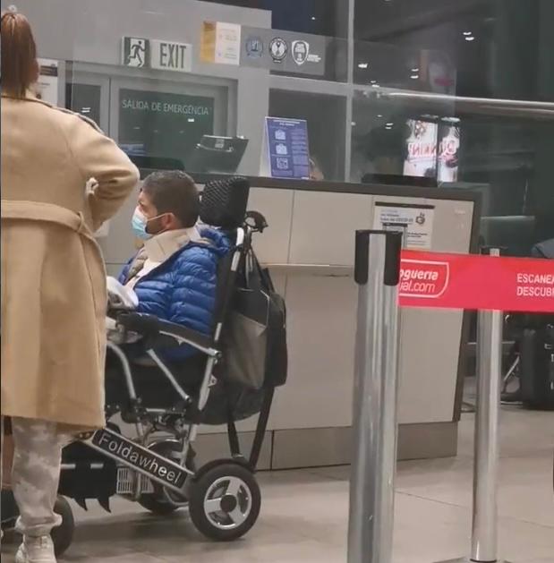 Denuncian que aerolínea no dejó que un hombre en silla de ruedas abordara un avión