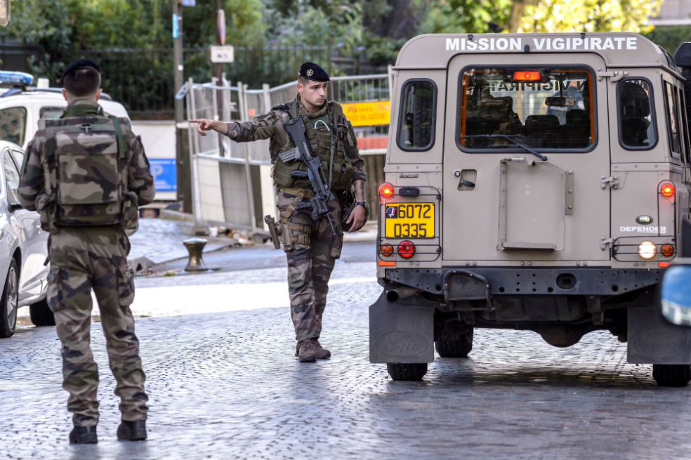 Varios militares delimitan un perímetro de seguridad en el lugar donde el vehículo atropelló a un grupo de militares en Levallois Perret, a las afueras de París. /Agencia EFE