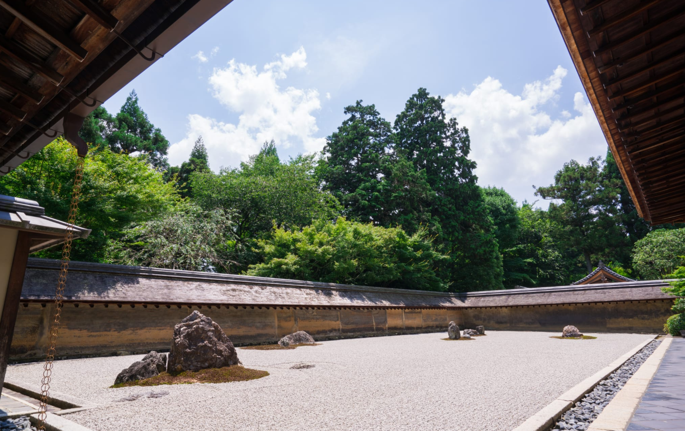 En Kioto, el jardín zen de Ryoan-ji convierte la contemplación en protagonista: quince rocas reposan sobre un mar de grava cuidadosamente rastrillada, invitando a la introspección. Es una experiencia que resume siglos de tradición japonesa en un solo vistazo. Para una mejor experiencia, es posible reservar un tour guiado por templos y jardines de Kioto, participar en ceremonias de té y recorrer distritos históricos como Gion, ampliando la inmersión cultural más allá del templo.