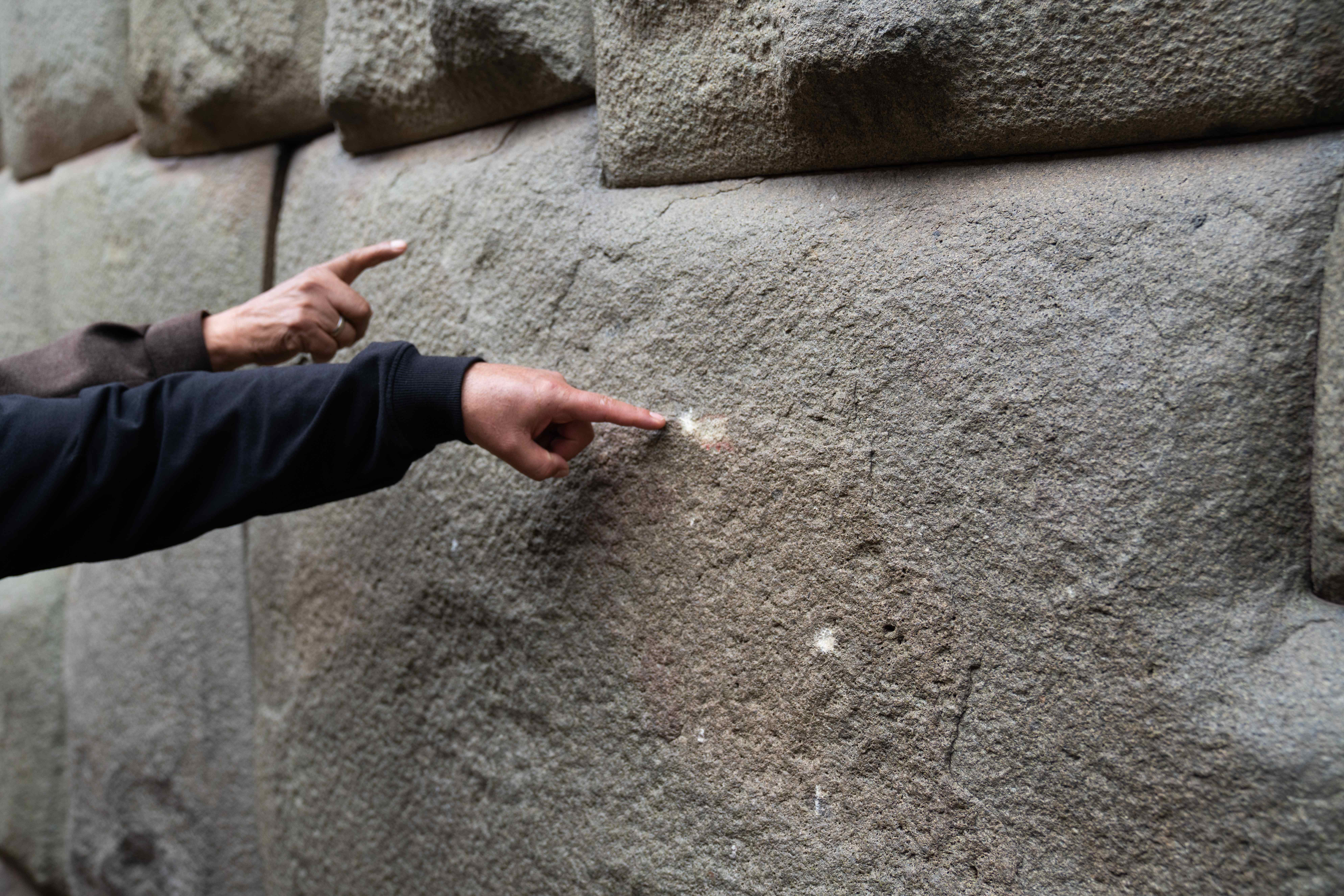 Detienen acusado de dañar una famosa piedra Inca y Perú pide la máxima sanción