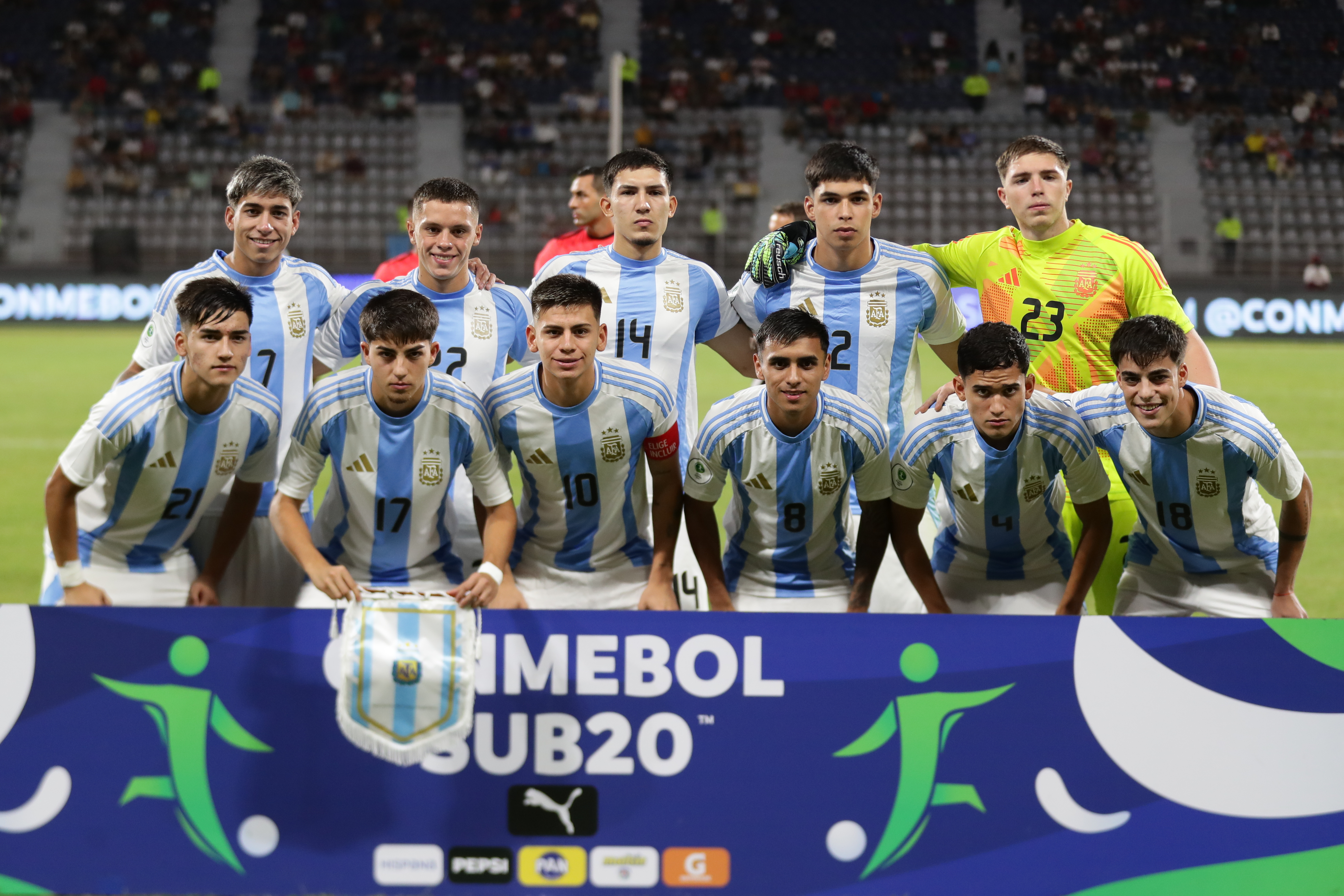 AME805. PUERTO LA CRUZ (VENEZUELA), 16/02/2025.- Jugadores de Argentina forman este domingo, previo a un partido del Campeonato Sudamericano sub-20 entre las selecciones de Argentina y Paraguay en el estadio José Antonio Anzoátegui en Puerto La Cruz (Venezuela). EFE/ Ronald Peña R