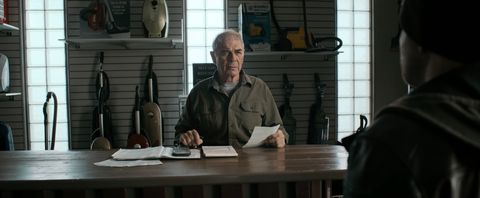 Ed GalbraithEl mismo personaje que ayudó a Walter White a desaparecer del mapa es uno de los que busca Jesse Pinkman. Sin embargo, ante la petición e insistencia de Jesse, Ed se mantiene impasible, negándose a ayudarle por algo menos de 2.000 dólares, y llegando a llamar a la policía. Finalmente, y tras la llegada de los agentes, el personaje da una descripción distinta para que Pinkman no sea capturado.
