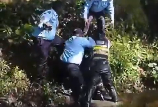 Agente de tránsito se tiró a un caño tras ataque de un motociclista en Turbo