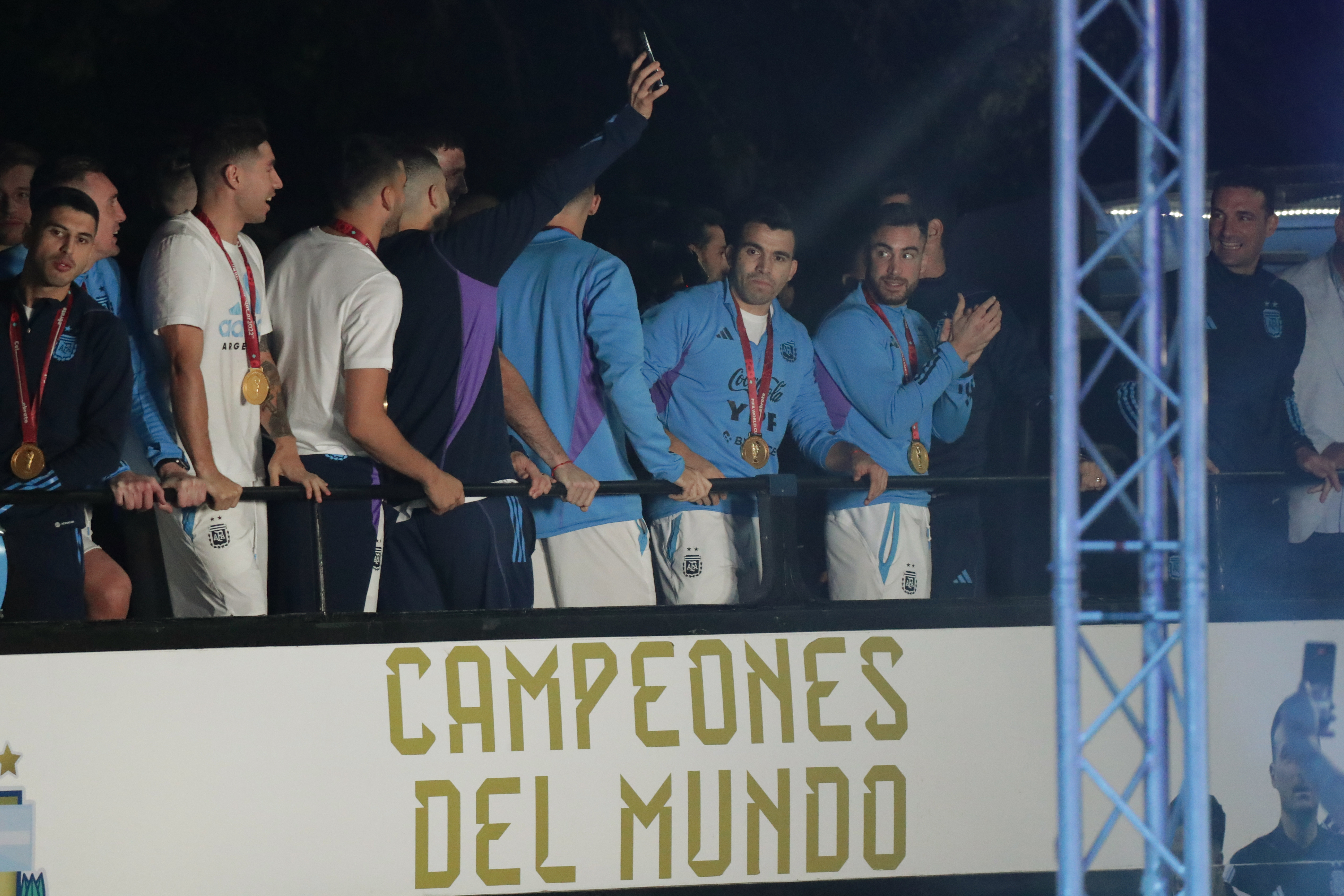 AMDEP9828. EZEIZA (ARGENTINA), 19/12/2022.- Integrantes de la selección argentina de fútbol celebran a su llegada hoy, al Aeropuerto Internacional de Ezeiza a unos 22km de Buenos Aires (Argentina). La selección argentina de fútbol, que este domingo se proclamó campeona del mundo en Catar tras vencer en la final a Francia en la tanda de penaltis, ya se encuentra en casa, donde fue recibida por una multitud de aficionados. EFE/ Raúl Martínez