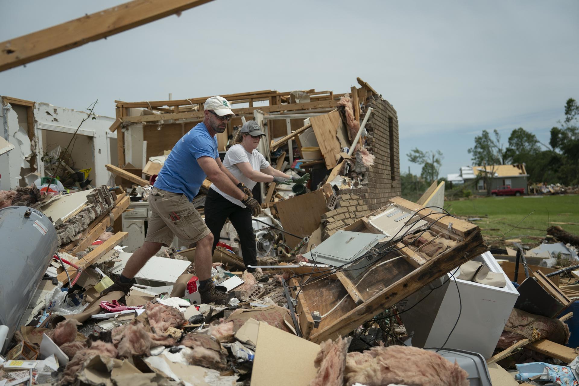 Tornados en EE. UU. dejan 27 muertos y destruyen edificios de más de 30 años