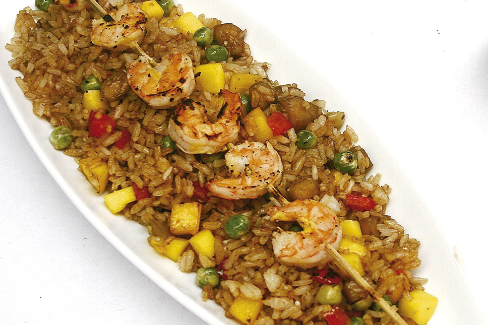 Camarones sobre arroz al wok con mayonesa de curry y limonaria