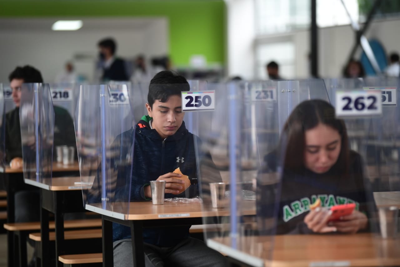 Abrir ventanas y poner pantallas entre mesas frenan el COVID-19 en aulas, señalan estudios