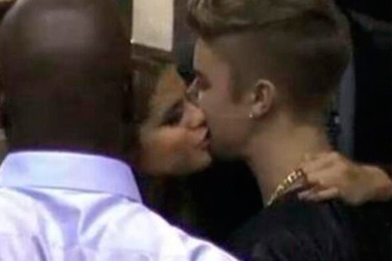 Justin Bieber besa a Selena Gomez en los premios Billboard