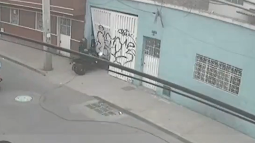 Motociclista casi muere al enredarse con cable en mantenimiento en Bogotá (VIDEO)