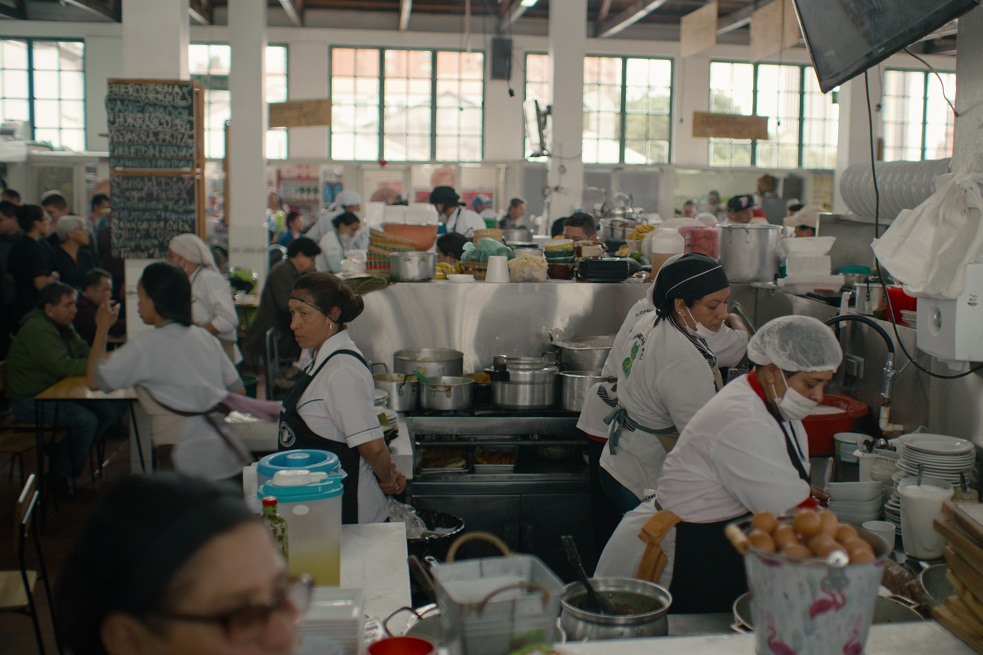 La serie de Netflix en la que parte de sus protagonistas son cocineras bogotanas
