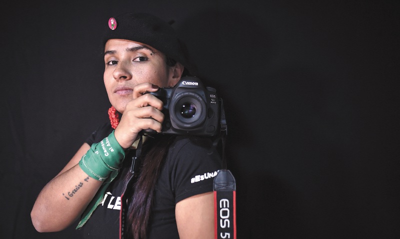 Alexa Rochi, la excombatiente de las Farc que fotografió la realidad de la guerra
