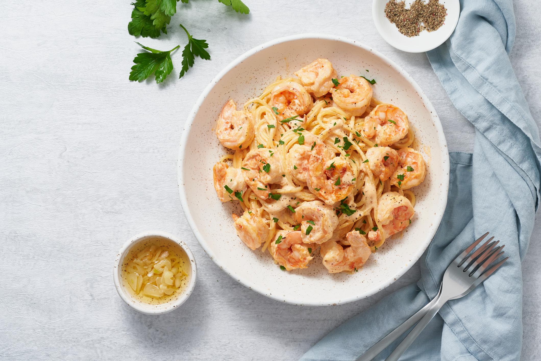 Pasta con camarones y tocineta: receta cremosa lista en pocos minutos