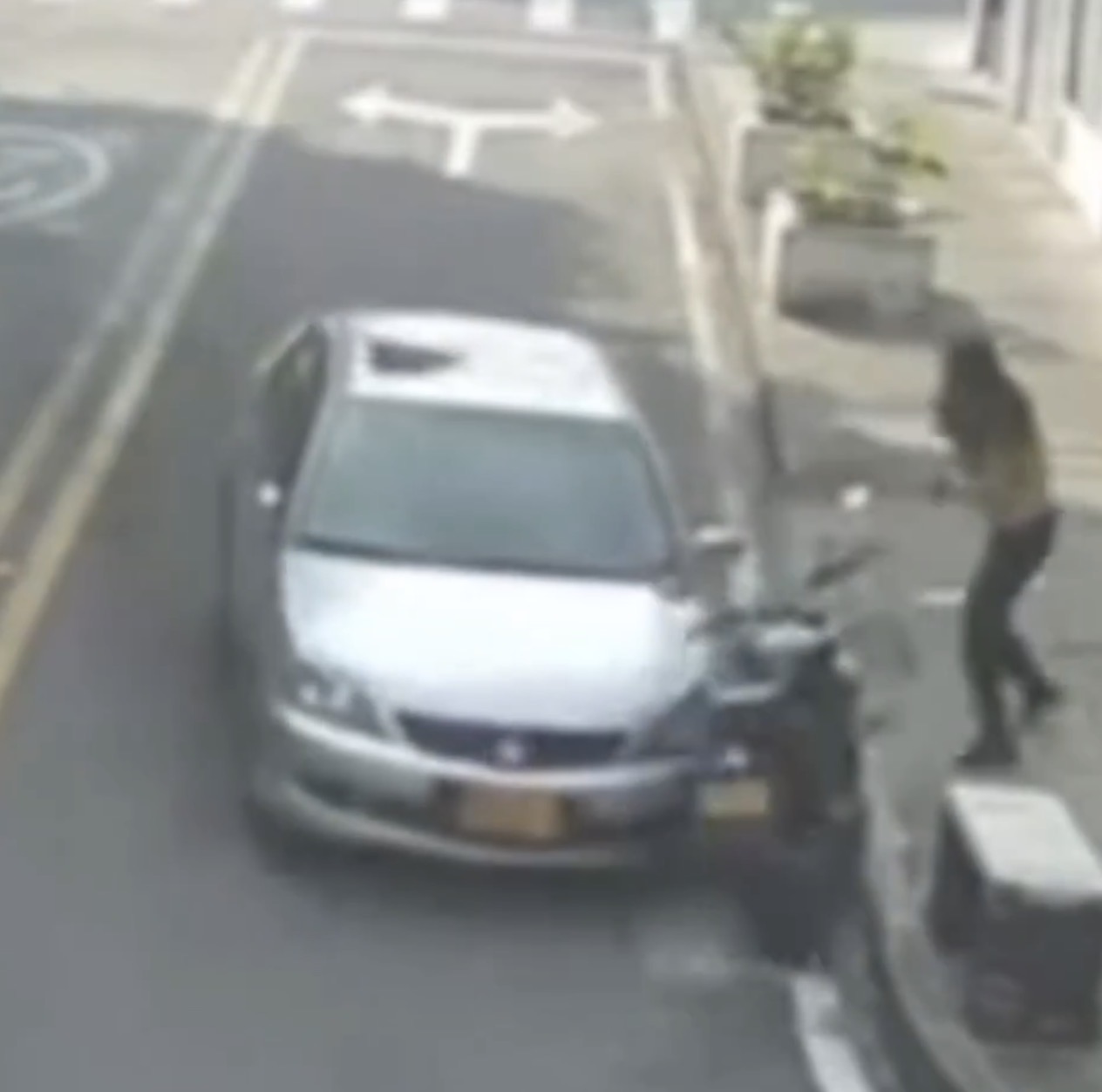 Sujeto intentó arrollar a una mujer que le reclamó por agredir a su perro: quedó en video