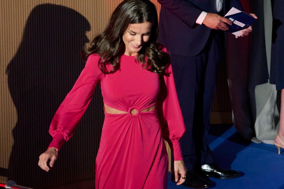 La reina Letizia sorprende con un espectacular vestido rosa con aberturas