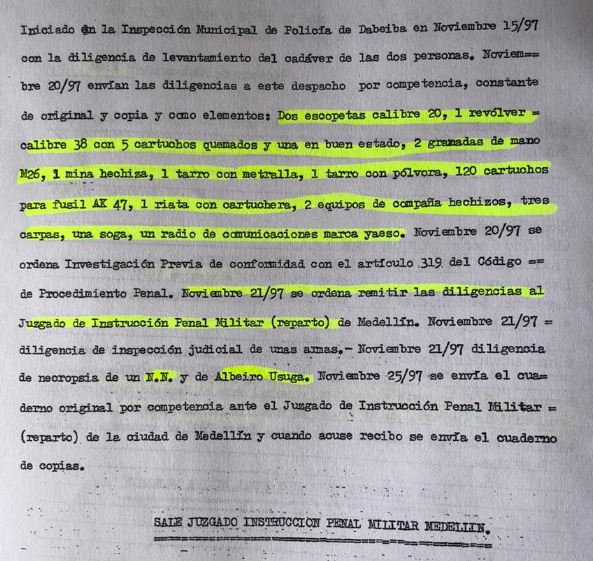 Documento de la Fiscalía, de 1997, en el que se evidencia el armamento con el que fue encontrado el cuerpo de Albeiro Úsuga; el mismo con el que enterraron en una fosa común y que fue encontrado en 2020.