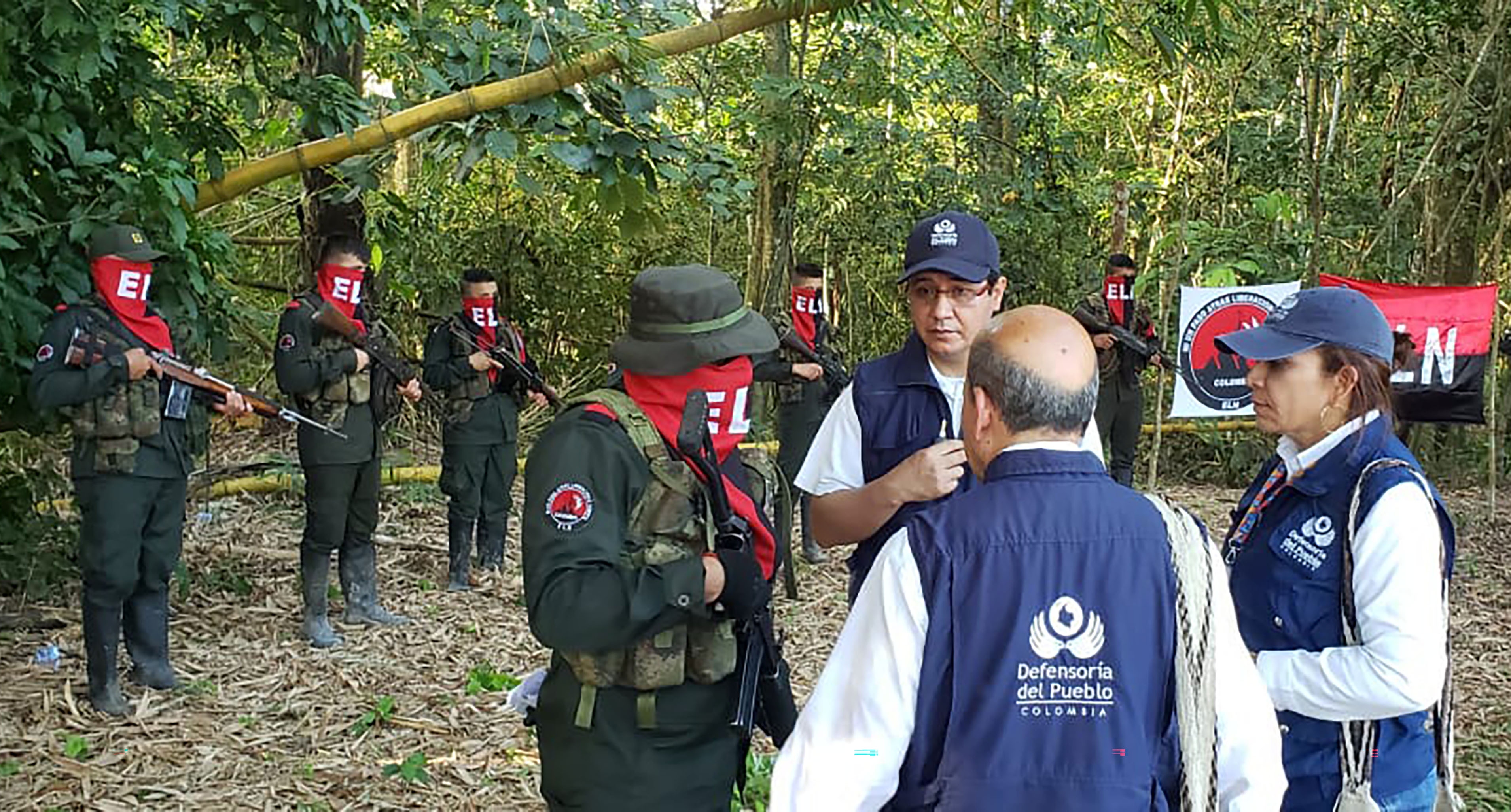 ARA400. ARAUCA (COLOMBIA), 17/08/2022.- Fotografía cedida hoy por la Defensoría del Pueblo que muestra a varios de sus funcionarios mientras hablan con guerrilleros del Ejército de Liberación Nacional (ELN), durante la liberación de varios soldados y un policía en zona rural de Arauca (Colombia). La guerrilla del Ejército de Liberación Nacional (ELN) dejó en libertad a cinco soldados y un policía que había secuestrado en el departamento colombiano de Arauca, fronterizo con Venezuela, informaron este miércoles las autoridades. EFE/ Defensoría del Pueblo /MÁXIMA CALIDAD DISPONIBLE /SOLO USO EDITORIAL /SOLO DISPONIBLE PARA ILUSTRAR LA NOTICIA QUE ACOMPAÑA (CRÉDITO OBLIGATORIO)