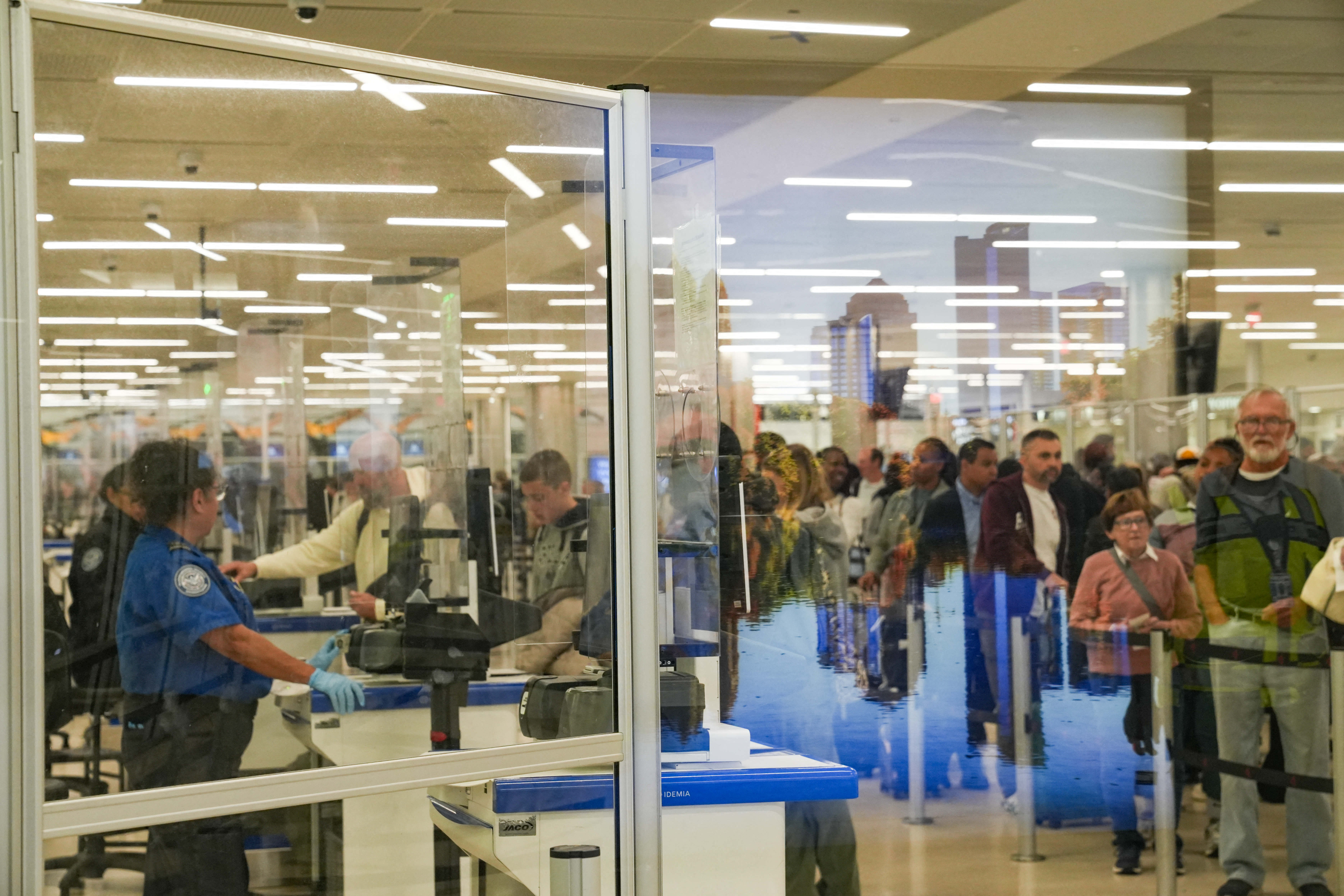 Frustrados y bravos: así están los viajeros con la cancelación de vuelos en EE. UU.